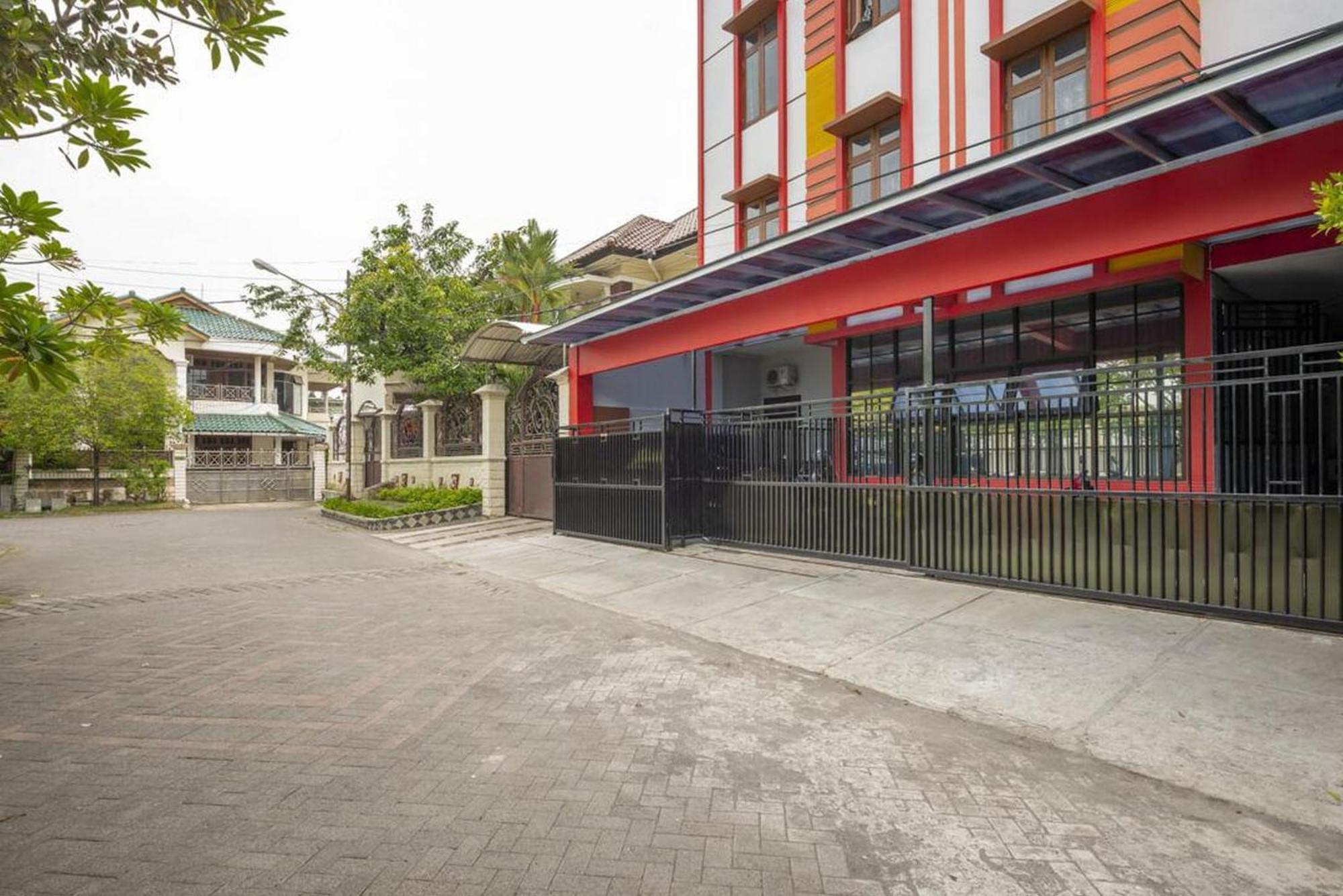 Reddoorz @ Jemursari Surabaya 2 Екстер'єр фото